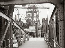 02211_655 Anleger der Hafenfhre II "Groer Grasbrook" - die bewegliche Wassertreppe zum Ponton gleicht den Gezeitenunterschied im Hamburger Hafen aus. Im Hintergrund lscht ein Kohlenheber die Ladung eines Frachtschiffs und beldt eine lngsseits liegende Schute mit der Kohle, die wohl fr die Gaswerke bestimmt ist.