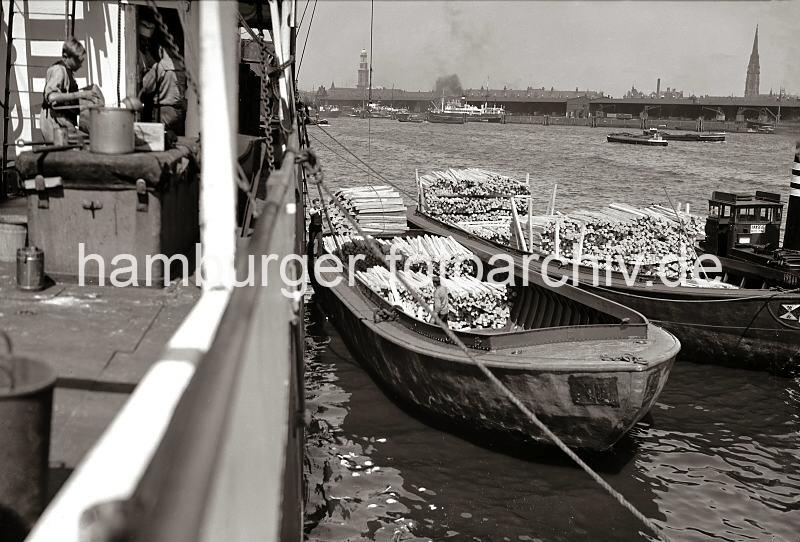 Historische Hafenmotive von der Hansestadt Hamburg; Schuten, im Laderaum Kantholz; Segelschiffhafen / Kaischuppen am Strandkai ca. 1935 - Fotos auf Foto-Leinwand, Posterprint als Geschenk fuer Jubilaeum, Abschied + Geburtstag. 02213_B_226a Schuten haben am Amerikakai des Segelschiffhafens lngsseits eines Frachters festgemacht - eine Ladung Kanthlzer wird auf die Lastkhne gelscht. Auf der gegenber liegenden Seite der Norderelbe die Kaischuppen 20 + 21 am Strandkai des Strandhafens. Links der Turm der St. Michaeliskirche, rechts die Kirche St. Nikolai.