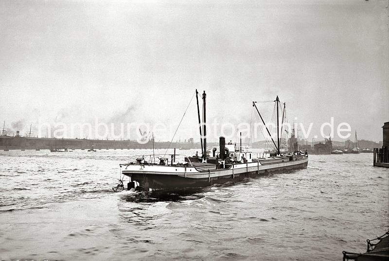 02220_B_237 Ein Motorschiff fhrt in den Moldauhafen ein - hinter dem Bug ist das Veddelhft zu erkennen. Im Hintergrund berspannt die eiserne Bogenkonstruktion der Freihafen-Elbbrcke den Hamburger Fluss; am gegenber- liegenden Ufer der Kirchenpauerkai. Historische Hamburgbilder aus dem Hafen; Binnenschiff an der Einfahrt zum Moldauhafen - Kirchenpauerkai - Fotos auf Foto-Leinwand, Posterprint als Geschenk fuer Jubilaeum, Abschied + Geburtstag. 