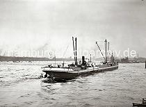 02220_B_237 Ein Motorschiff fhrt in den Moldauhafen ein - hinter dem Bug ist das Veddelhft zu erkennen. Im Hintergrund berspannt die eiserne Bogenkonstruktion der Freihafen-Elbbrcke den Hamburger Fluss; am gegenber- liegenden Ufer der Kirchenpauerkai.