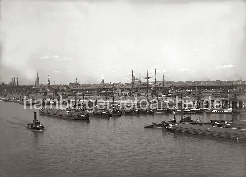 Historische Hamburgbilder aus dem Hafen; Oberlnder Lastkhne im Moldauhafen - Kaischuppen am Kirchenpauerkai; ca. 1934 - Fotos auf Foto-Leinwand, Posterprint als Geschenk fuer Jubilaeum, Abschied + Geburtstag. 02222_160 Im Moldauhafen liegen die Elblastkhne in mehreren Reihen am Prager Ufer vor Anker. Dahinter sind die Masten eines Segelschiffs und geschlossene Gterwagen am Holthusenkai zu erkennen - am gegenber liegenden Ufer der Elbe der Kirchenpauerkai und die Trme von vier der fnf Hauptkirchen Hamburgs.