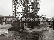 02224_174 Kohlenumschlag am Kirchenpauerkai - die Ladung Kohle eines Gterwaggons wird direkt auf eine Schute gekippt. Kohlenstaub steigt aus dem Frachtkahn auf - der Ewerfhrer steht am Bug seines Schiffs.