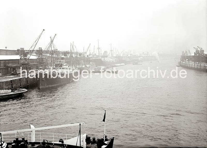 Historische Hafenmotive - Blick in den Baakenhafen - Versmannkai + Petersenkai; ca. 1934. Hamburg Bilder als Poster + fotoleinwand als Erinnerungs - Geschenk. 02226_695 Der Baakenhafen im Nebel - Frachtschiffe liegen am Versmannkai, Schuten und Binnenschiffe  haben fr eine Auenbordbeladung lngsseits fest gemacht.