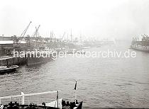 02226_695 Der Baakenhafen im Nebel - Frachtschiffe liegen am Versmannkai, Schuten und Binnenschiffe  haben für eine Außenbordbeladung längsseits fest gemacht.