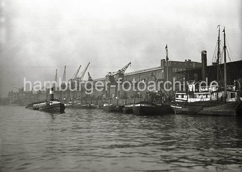 Historische Hafenbilder aus dem Archiv der HHLA. Fruchtschuppen am Versmannkai - Baakenhafen, Schlepper mit Schute; ca. 1935.Alte Hamburgbilder als Geschenk zur Erinnerung fr Bro und Wohnung; Fotoleinwand + Posterprints. 