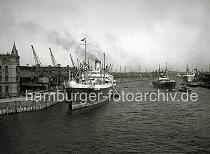 Sie mchten dieses Bild z. B. auf Fotoleinwand als Geschenk oder Dekoration fr Bro und Wohnraum? Informieren Sie sich ber unsere Formate und Preise hier: www.hamburg-bilder.biz. Falls Sie die gewnschten historischen Hamburg Motive nicht auf der hamburger-fotoarchiv.de gefunden haben: fragen Sie uns! Wir beraten Sie gerne und stellen Ihnen Vorschlge zu den unterschiedlichsten Hamburger Themengebieten zusammen.