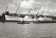 02241_B_249 Ein Schlepper schleppt ein Binnenschiff der tschechoslowakischen Schifffahrtsgesellschaft C.P.S.L. durch den Baakenhafen Richtung Elbe. Am Versmannkai liegt der schwedische Fruchtfrachter EGYTIAN REEFER - seine Ladung wird in den Fruchtschuppen A gelscht.