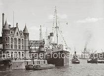 02242_755 Blick ber den Magedeburger Hafen zum Versmannkai des Hamburger Baakenhafens. Das Passagierschiff MONTE SARMIENTO liegt am Kai vertut. Die Arbeitskrne vor dem Fruchtschuppen A befinden sich in Ruhestellung.