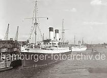 02244_756a Das 1924 gebauten Passagierschiffe MONTE SARMIENTO liegt vorm Fruchtschuppen A am Versmannkai des Hamburger Baakenhafens. Das 152 m lange und 20 m breite Dampfschiff gehrt der Reederei Hamburg Sd und wurde nach einem Berg im sdamerikanischen Feuerland benannt.