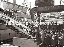 02247_760 Schiffs-Passagiere gehen ber die Gangway an Bord eines Passagierschiffs der Hamburg-Amerika-Linie HAPAG, das im Hamburger Baakenhafen fest gemacht hat. Von der Reling beobachten Schiffsoffiziere und andere Fahrgste das Geschehen auf dem Versmannkai. Ein Lastkraftwagen mit Anhnger steht mit Koffern der Reisenden beladen auf dem Versmannkai.