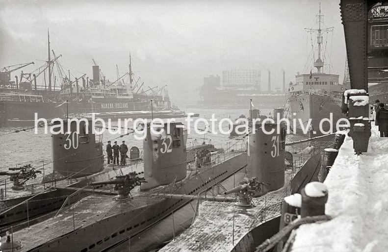 U-Boote am Versmannkai im Baakenhafen - Schnee auf der Kaianlage; ca. 1938.  02250_B_334a Drei U-Boote liegen nebeneinander am Versmannkai vor den Fruchtschuppen des Baakenhafens; der Kai ist mit Schnee bedeckt. Im Hintergrund ist das Gasometer beim Magdeburger Hafen zu erkennen.