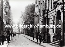 01147707 Blick in den alten Wandrahm kurz bevor die Abrissarbeiten fr den Bau der Hamburger Speicherstadt beginnen. Die Huser haben prchtig dekorierte Barock - Eingnge, Strassenlaternen sind an der Hausfassade angebracht oder stehen am Strassenrand - Pferdewagen transportieren Waren an ihren Bestimmungsort. Ein Tankwagen mit frischem Quellwasser ist als grosse Tonne auf einem Pferdewagen montiert - ein Firmenschild weist auf ein Tabaklager hin.  Durch den Zollanschluss Hamburgs 1888 an Preuen entstand der Hamburger Freihafen - ca. 20 000 Menschen, die auf den Elbinseln Kehrwieder, Brook und  Wandrahm lebten mussten sich eine neue Bleibe suchen - die Wohn- und Lagerhuser wurden abgerissen und die  Speicherstadt errichtet. 