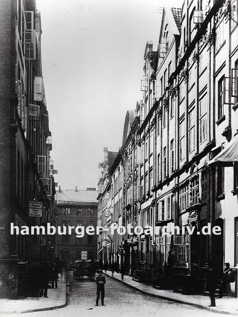 01147708 Fotos altes Hamburg ::  Blick in den neuen Wandrahm kurz bevor die Abrissarbeiten fr den Bau der Hamburger Speicherstadt beginnen. Die Huser haben prchtig dekorierte Barock - Fassaden, ein Pferdewagen transportiert Waren ber das Kopfsteinpflaster. Ein Firmenschild weist auf ein Schifffahrtsagenten hin, der Fahrten zum Hafen Goole unternimmt. (Dampfschiffe nach Goole - Yorkshire Coal & Steamship ltd. ). Durch den Zollanschluss Hamburgs 1888 an Preuen entstand der Hamburger Freihafen - ca. 20 000 Menschen, die auf den Elbinseln Kehrwieder, Brook und  Wandrahm lebten mussten sich eine neue Bleibe suchen - die Wohn- und Lagerhuser wurden abgerissen und die  Speicherstadt errichtet.