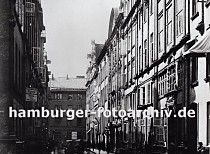 01147708 Blick in den neuen Wandrahm kurz bevor die Abrissarbeiten fr den Bau der Hamburger Speicherstadt beginnen. Die Huser haben prchtig dekorierte Barock - Fassaden, ein Pferdewagen transportiert Waren ber das Kopfsteinpflaster. Ein Firmenschild weist auf ein Schifffahrtsagenten hin, der Fahrten zum Hafen Goole unternimmt. (Dampfschiffe nach Goole - Yorkshire Coal & Steamship Ltd. ). Durch den Zollanschluss Hamburgs 1888 an Preuen entstand der Hamburger Freihafen - ca. 20 000 Menschen, die auf den Elbinseln Kehrwieder, Brook und  Wandrahm lebten mussten sich eine neue Bleibe suchen - die Wohn- und Lagerhuser wurden abgerissen und die  Speicherstadt errichtet. 