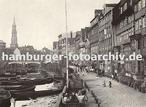 01147712 Blick ber Hamburgs Kehrwieder Richtung Kirchturm der Hauptkirche St. Katharinenkirche. Es ist Ebbe im Hamburger Binnenhafen und die Boote liegen im Schlick fest. Kinder spielen auf der Strasse, die mit Kopfstein gepflastert ist - Fsser stehen auf der Strasse vor einer Weinhandlung. Durch den Zollanschluss Hamburgs 1888 an Preuen entstand der Hamburger Freihafen - ca. 20 000 Menschen, die auf den Elbinseln Kehrwieder, Brook und  Wandrahm lebten, mussten ihre Wohnungen und Arbeitspltze verlassen und sich nach neuem Wohnraum umsehen - die Gebude wurden fr den Neubau der Speicherstadt abgerissen.