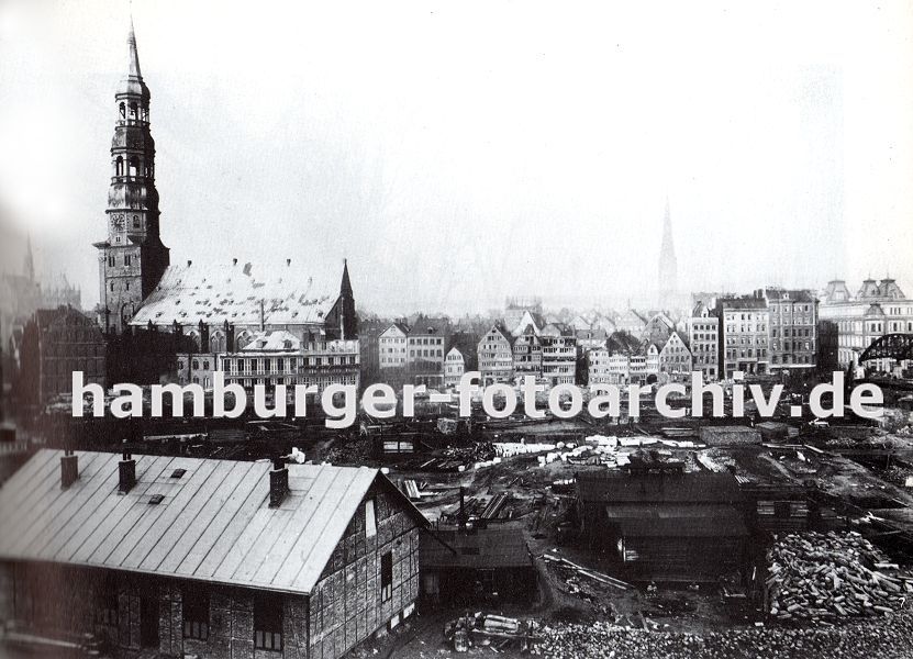 01147713 Fotos Hamburger Architektur :::  Blick ber den Hamburger Kehrwieder zur Hauptkirche St. Katharinen - die historische Architektur Hamburgs, zu der auch viele Barockhuser gehrten, ist auf den Elbinseln niedergerissen. Fr den Bau der Speicherstadt und die Einrichtung des Freihafengelndes mussten ca. 20 000 Menschen ihre Wohnungen und Arbeitspltze verlassen. 