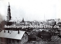 01147713 Blick ber den Hamburger Kehrwieder zur Hauptkirche St. Katharinen - die historische Architektur Hamburgs, zu der auch viele Barockhuser gehrten, ist auf den Elbinseln niedergerissen. Fr den Bau der Speicherstadt und die Einrichtung des Freihafengelndes mussten ca. 20 000 Menschen ihre Wohnungen und Arbeitspltze verlassen und sich in den neu entstehenden Stadtteilen in Hamburgs Wohnvierteln, wie z.B. Hamburg Winterhude oder Barmbek nieder zu lassen. 