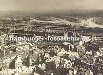 01147718 Luftaufnahme von Hamburg - im Binnenhafen in der Bildmitte liegen die Schiffe dicht gedrngt, dahinter die hohe Architektur der Speicher in der Hamburger Speicherstadt. Lang gestreckt liegen die Schuppen an den Kais vom Sandtorhafen und Grasbrookhafen - links die Hamburger Gasanstalt. Im Hintergrund auf der anderen Seite der Elbe die verschiedenen Hafenbecken, in denen Schiffe auf Reede liegen oder am Kai gelscht werden. 