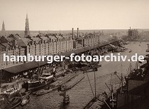 01147722 Blick vom Kaispeicher A ber den Sandtorhafen zur Hamburger Speicherstadt - dicht gedrngt liegen die Schiffe am Sandthorkai - die Frachter werden entladen, Schuten und Binnenschiffe bernehmen die Ladung und transportieren sie weiter. In der Bildmitte ragen die Schornsteine vom Kesselhaus aus der Architektur der Speichergebude heraus - dort wurde die Energie fr den Arbeitsablauf des Freihafenareals gewonnen. In der rechten Bildmitte der Kaispeicher B am Brooktorhafen. Links die Kirchtrme der St. Katharinen Kirche und der St. Jacobikirche. 