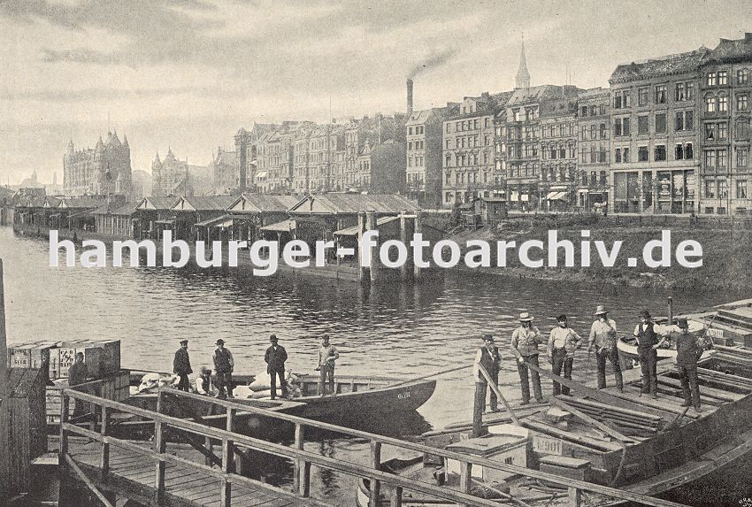 01147724 Blick auf den Brooktorhafen und Brooktorkais whrend der Bauarbeiten - auf Pontons schwimmende Zollstationen whrend auf dem Brook  noch Wohnhuser stehen. Im Hintergrund die neu gebauten Speicher und Verwaltungsgebude der Speicherstadt Hamburg im Bereich der St. Annenbrcke - im rechten Bildbereich ist die Turmspitze der St. Katharinenkirche zu erkennen.