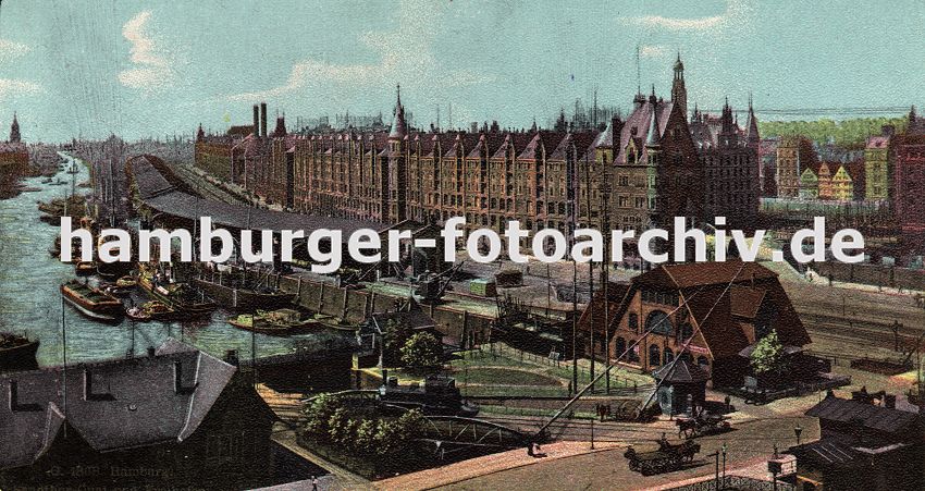 01147725 hamburgs Fotografien - die Geschichte der Hansestadt / Hamburgensien -  Panorama vom Sandtorhafen und der Speicherstadt Hamburg - die Lagerschuppen liegen direkt am Sandtorkai und schtzen mit ihren breiten Dchern die Ware die auf die Schiffe am Kai verladen werden. Im Vordergrund transportieren Pferd und Wagen Waren durch den Hamburger Freihafen; lks. im Hinergrund der Turm auf dem der Zeitball des Kaispeichers A / Kaiserspeichers weit ber den Hamburger Hafen zu erkennen ist.