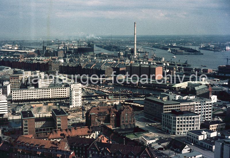 011477271  Blick ber den Hamburger Binnenhafen Richtung Speicherstadt und Hamburger Freihafen. In der Bildmitte der Schornstein des HEW Kraftwerk Hafen und lks. das Hamburger Gaswerk auf dem Grasbrook. Sie mchten das Motiv kaufen? www.hamburg- bilder.biz