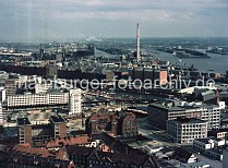 011477271  Blick ber den Hamburger Binnenhafen Richtung Speicherstadt und Hamburger Freihafen. In der Bildmitte der Schornstein des HEW Kraftwerk Hafen und lks. das Hamburger Gaswerk auf dem Grasbrook. Sie mchten das Motiv kaufen? www.hamburg- bilder.biz