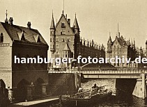 01147727 ein Schiff hat gerade die St. Annenbrcke in der Hamburger Speicherstadt passiert - um die niedrige Brckendurchfahrt zu ermglichen ist der Mast des Schiffes umgelegt. Die Architektur der Speichergebude zeichnet sich Giebel, Erker und Trme aus. Links ein Ponton vor dem (jetzigen)Fleetschlsschen, an dem Boote anlegen knnen, eine Treppe fhrt auf die Strasse hinauf. 