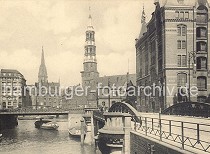 011477300 Brcken in der Hamburger Speicherstadt - rechts die Kannengiesserortbrcke mit einem eisernen Laternenmast. Dahinter der Speicherblock P - einige der Bodentren sind geffnet. Unter der gegenberliegenden Kannengiesserbrcke fhrt gerade ein Lastkahn in den Zollkanal ein. An dem gegenber liegenden Ufer ist die Mndung vom Steckelhrnfleet zu erkennen. Rechts die St. Katharinenkirchen und lks. der Turm der St. Nikolaikirche.  Sie mchten das Motiv kaufen? www.hamburg- bilder.biz