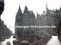 01147730 Blick von der Neuerwegsbrcke zum Speicherblock G, rechts ist ein Ausschnitt vom Speicherblock H zu erkennen. dicht gedrngt liegen die Schuten im Fleet und werden gelscht oder beladen - eine Barkasse in Fahrt Richtung St. Annenbrcke. Ganz im Hintergrund ist das Polizeigebude am Kehrwieder zu erkennen.