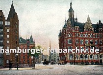 01147732 Blick ber die St. Annenbrcke zur Kornhausbrcke - im Hintergrund ist der Kirchturm der St. Petrikirche zu erkennen. Links steht ein Pferd mit Decke in seiner Deichsel, zwei kleine Strassenbume sind an den Strassenrand gepflanzt - drei hochbeladene Karren von Pferden gezogen berqueren die St. Annen Brcke; rechts der Block U, das sogenannte Speicherstadt Rathaus, in dem die Verwaltung ihren Sitz hat und links der Speicherblock  R, dahinter der Block P.