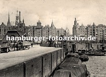 01147733 Khne mit Ladung, die mit Planen abgedeckt ist, liegen am Kai vom Brooktorhafen; ein Schlepper hat seinen Schornstein umgelegt, damit er unter der Brcke Richtung Sandtorhafen fahren kann. An der Zollstation sind die Schlagbume oben - Pferdewagen mit Ladung stehen am Kai. Vor den Speichergebuden stehen rechts im Vordergrund Eisenbahnwaggons am Brooktorkai. 