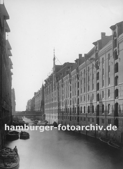 01147737 Bild hamburg : Blick ber den Brooksfleet Richtung Elbe und dem Hamburger Hafen. Die Schuten liegen auf dem Wasser - das Boot im Vordergrund ist mit Ballen beladen. Die Sonne wirft die Schatten der Giebel an die Speicherwand. 