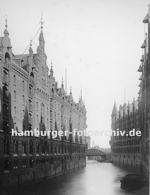 01147738 historische Hamburgfotografien // Hamburger Freihafen und die Speicherstadt am Brooksfleet - Blick Richtung Neuerwegsbrcke.
