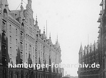 01147738 Hamburger Freihafen und die Speicherstadt am Brooksfleet - Blick Richtung Neuerwegsbrcke.