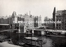 01147745 Blick auf die Speicherstadt - rechts der Block H, dahinter der Kopfbau vom Speicherblock O; links davon der Block Q und hinter der Zollstation der Jungfernbrcke das Speichergebude P. Eine beladene Schute fhrt auf dem Zollkanal, der Schiffer steht im Heck vom Boot - mit einer langen Stange stakt er das Schiff zu seinem Zielort.