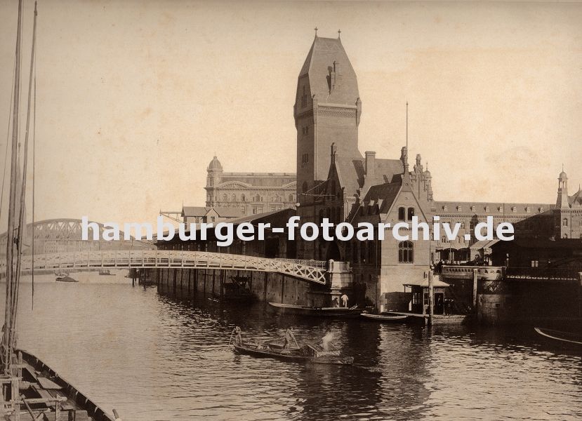 01147746 historisches Bild Hamburgs - zwei Mnner staken ihren Kahn mit langen Stangen ber den Zollkanal in Hhe der Fussgngerbrcke Jungfernbrcke. Auf dem kleinen Schiffsanleger am Kai des Kanals werden in einer hlzernen Zollstation die Ankommenden von einem Zollbeamten kontrolliert.