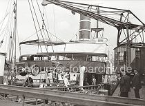 440_668a Das Automobil mit dem Kran am Hbenerkai des Hamburger Grasbrookhafens an Bord eines Norwegischen Schiffs verladen. Das Logo der Reederei Bergenske Dampskibsselskap (BDS) ist unter dem Fenster der Brcke des Fracht und Passagierschiffs angebracht.