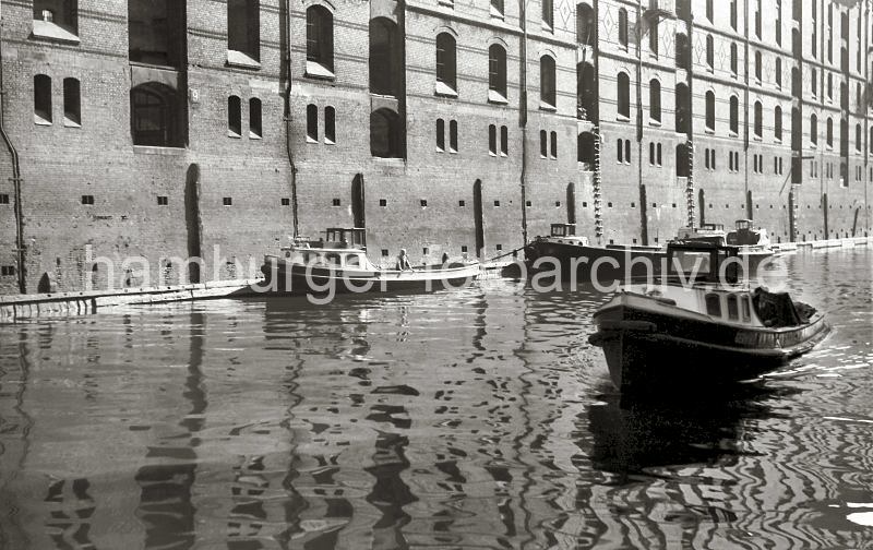 Historische Fotos Speicherstadt Hamburg aus dem Bildarchiv der HHLA. Barkassen auf dem Fleet in der Speicherstadt Hamburgs; ca. 1948. 